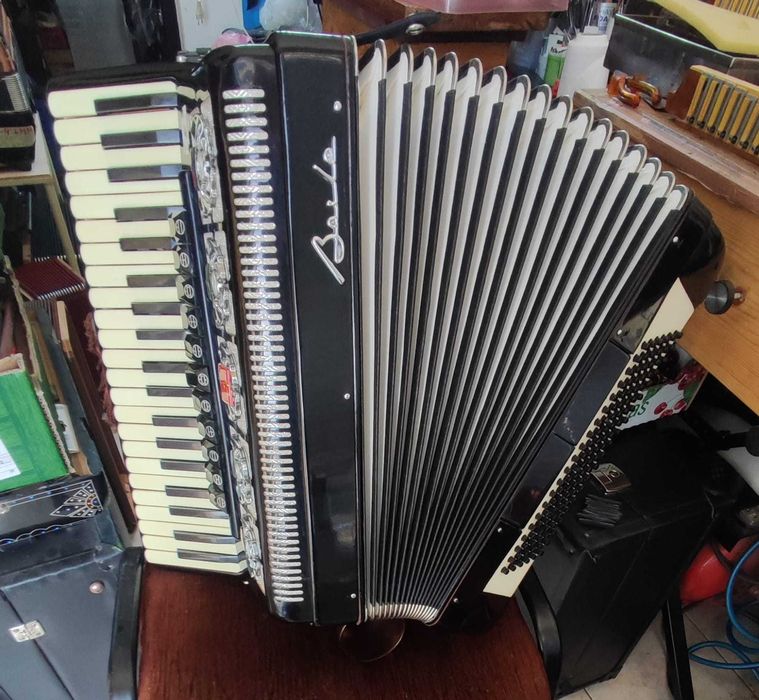 Acordeão à 4°Voz e 120 Baixos- Acordeon