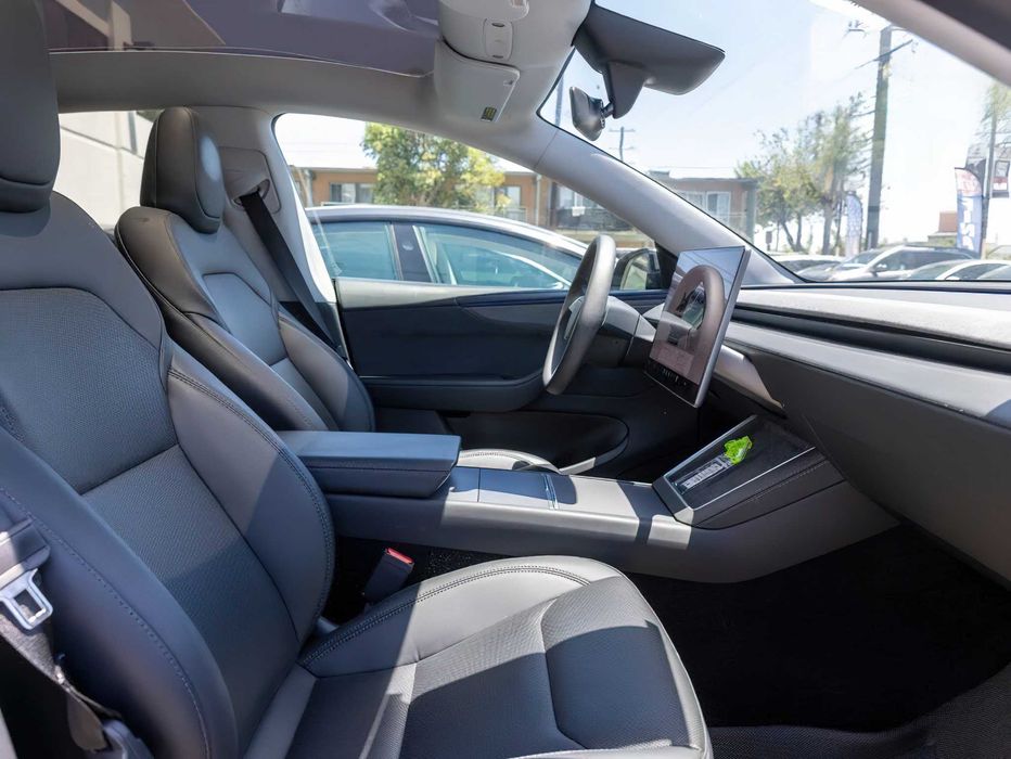 Tesla Model Y Long Range      2026