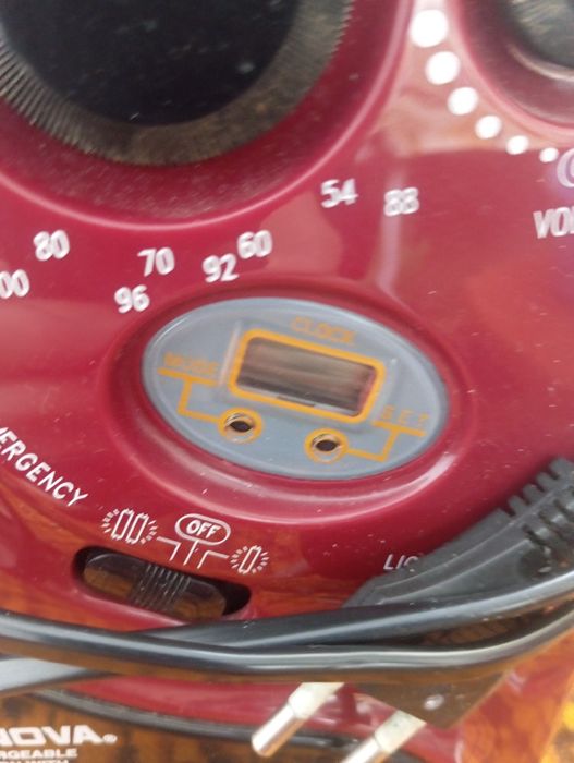 перезаряжаемый фонарь с AM/FM-радиоприемником Nova H4-782.