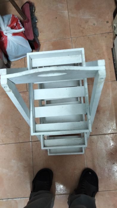 Móvel com 3 prateleiras em madeira