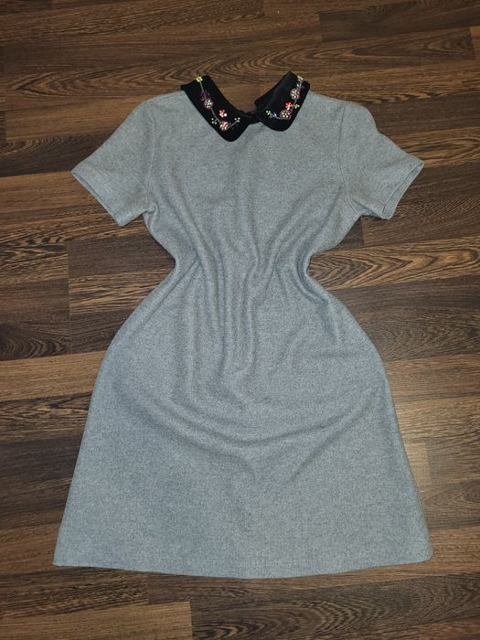 Сіра сукня прямого крою з бісером