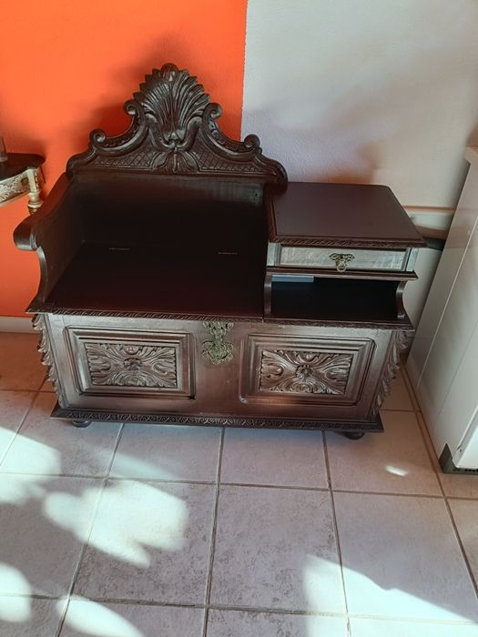 Mesa de telefone com baú