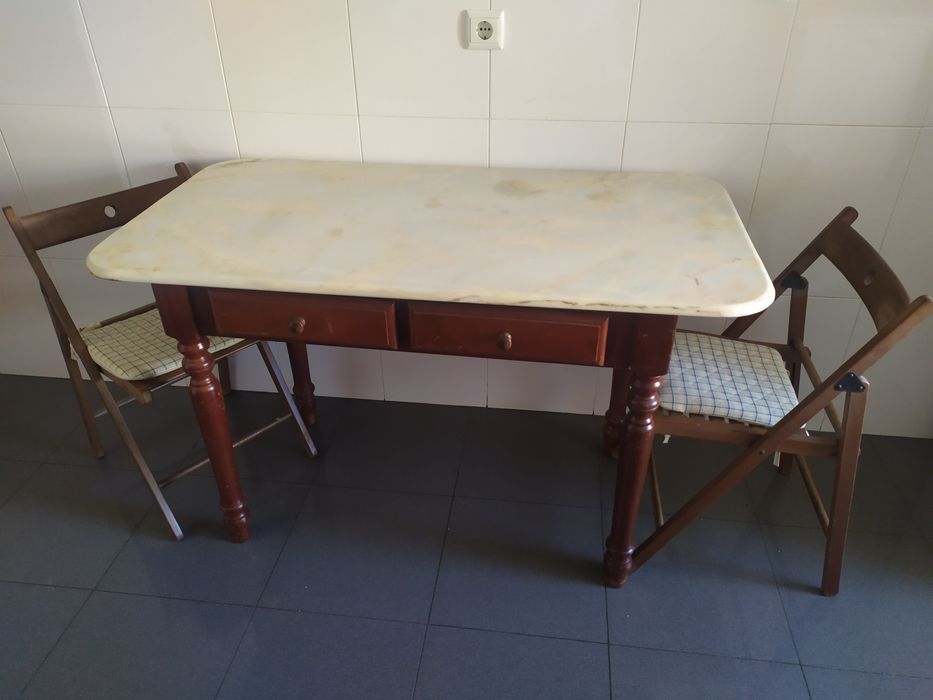 Mesa mármore  com três cadeiras
