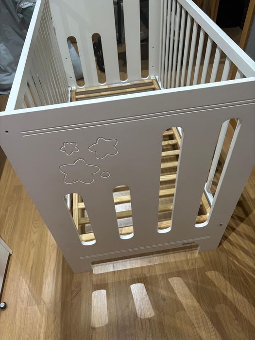 Berço bebé TRAMA + colchão + jogo de cama