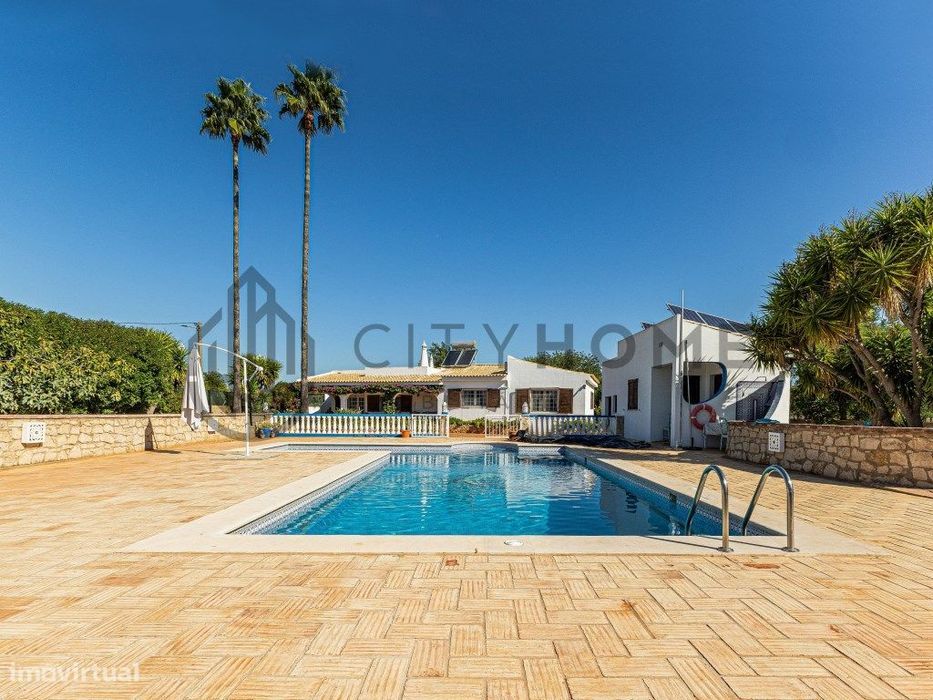 Moradia térrea T3+1 com piscina inserida num lote de 3.600m2 em Alc...
