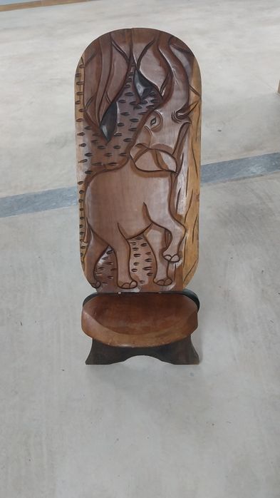 Cadeira em madeira maciça