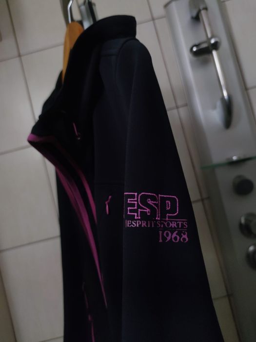 Czarna bluza L softshell z kapturem. Z przodu znajduje się zamek błysk