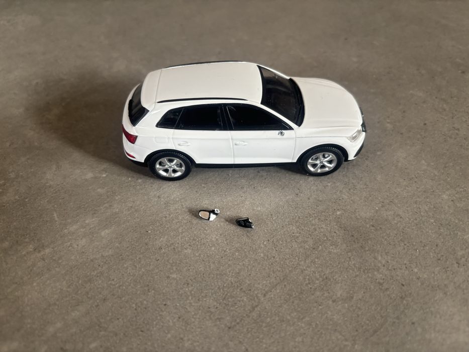 Model iScale skala 1/43 Audi Q5 uszkodzony