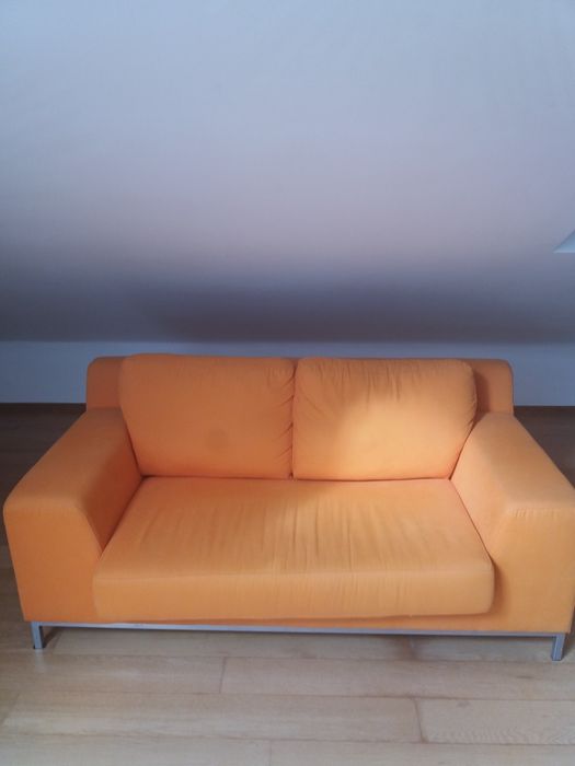 Sofá em tecido laranja