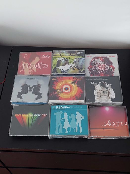 CDs música ... 39 singles, 31 compilações, 11 banda sonora filmes