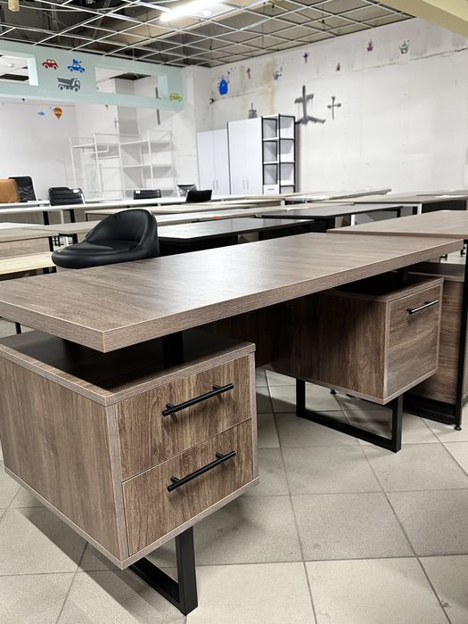 Столи, стелажі, тумби, крісла, шафи в кількості в наявності нові