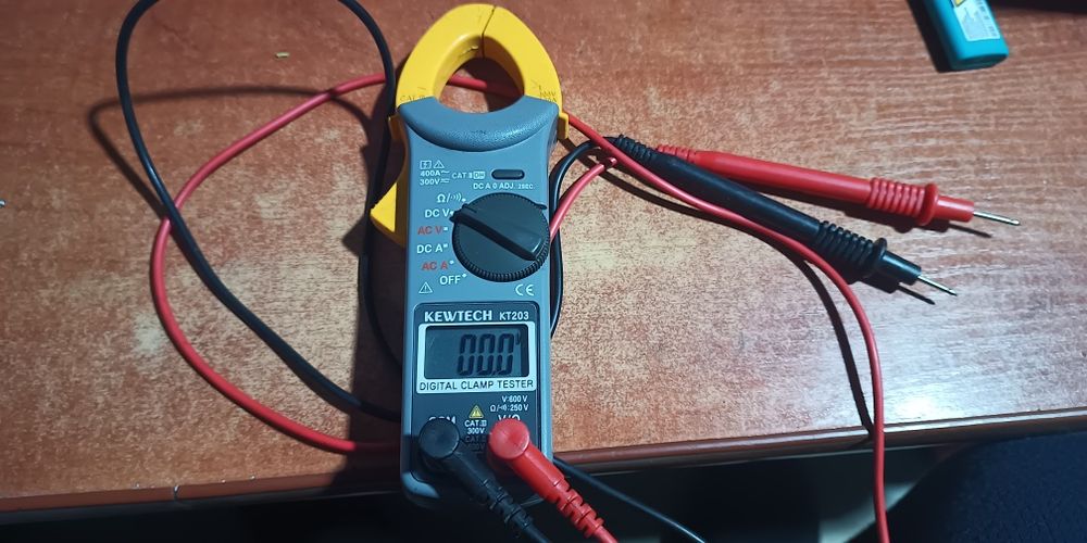 Cyfrowy miernik cęgowy Kewtech KT 203