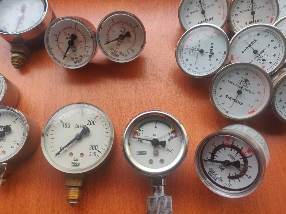 vários tipos de manómetros