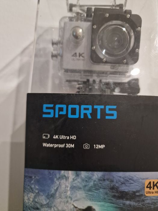 Câmara de Ação Desportiva 4K Ultra HD com 12MP e capacidade à prova de água até 30 metros.