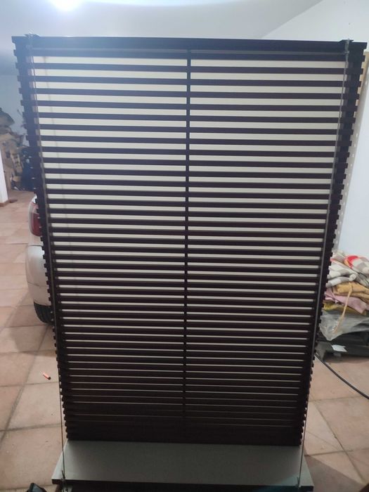 Biombos de madeira e acrílico