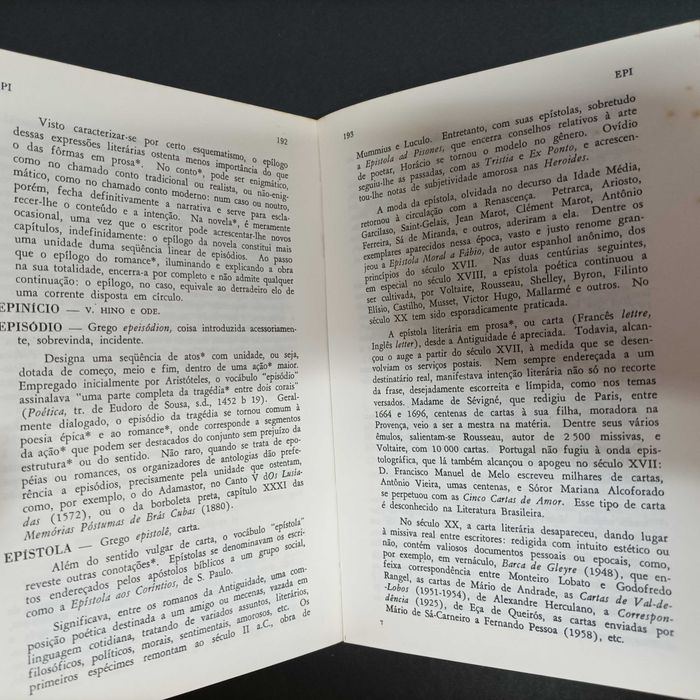 Dicionário de Termos Literários
