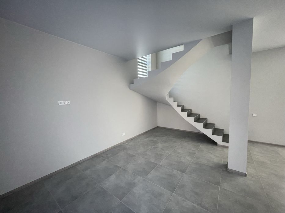 Котедж з ремонтом та великою ділянкою