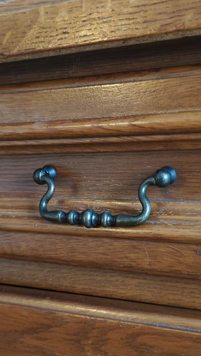 OKAZJA! Zestaw solidnych mebli DĘBOWYCH – Duża komoda + Słupek