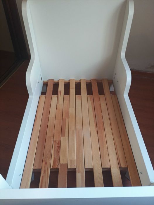 Cama de criança com colchão e resguardo