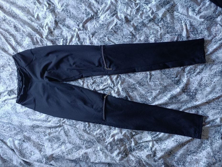 Стрейчевые обтягивающие штаны.