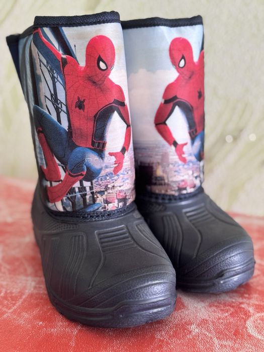 Нове взуття для дівчат і хлопців