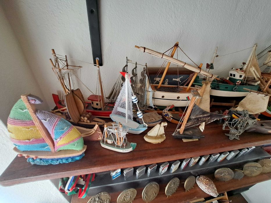 Coleção de barcos em miniatura