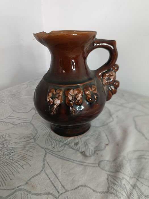 Ceramiczny wazonik z uchwytem