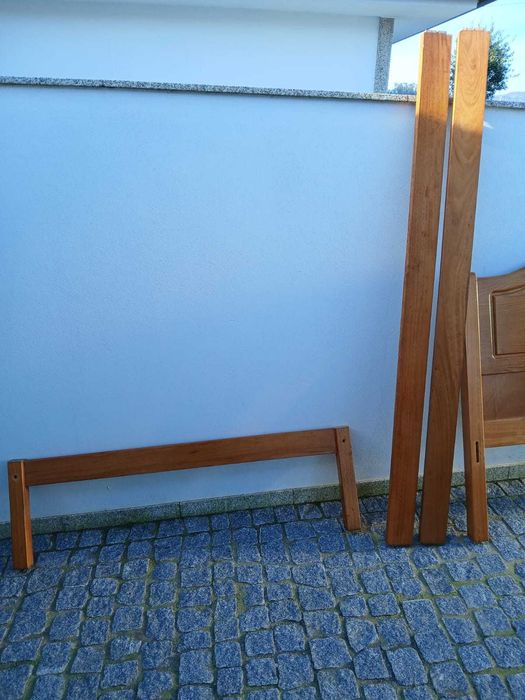 Cama em madeira maciça