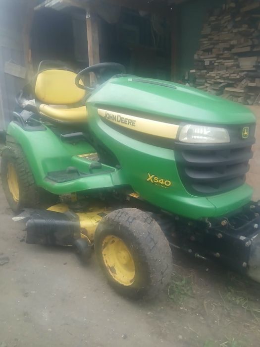 John Deere X540 kosiarka, pług i zamiatarka