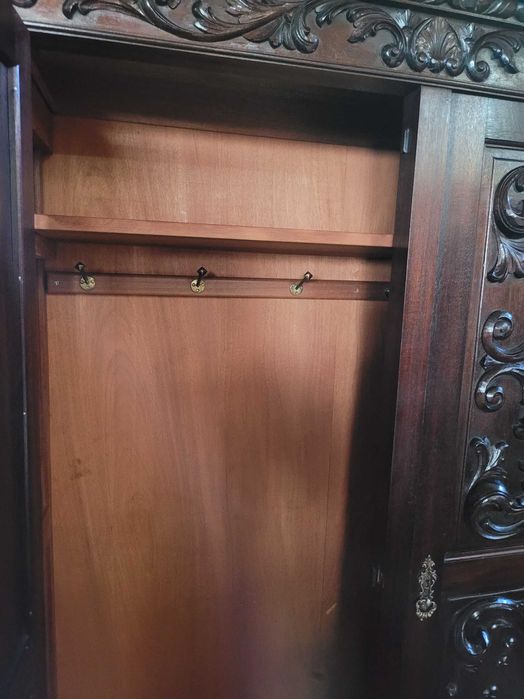 Móvel de entrada em madeira maciça trabalhada - Muito bo