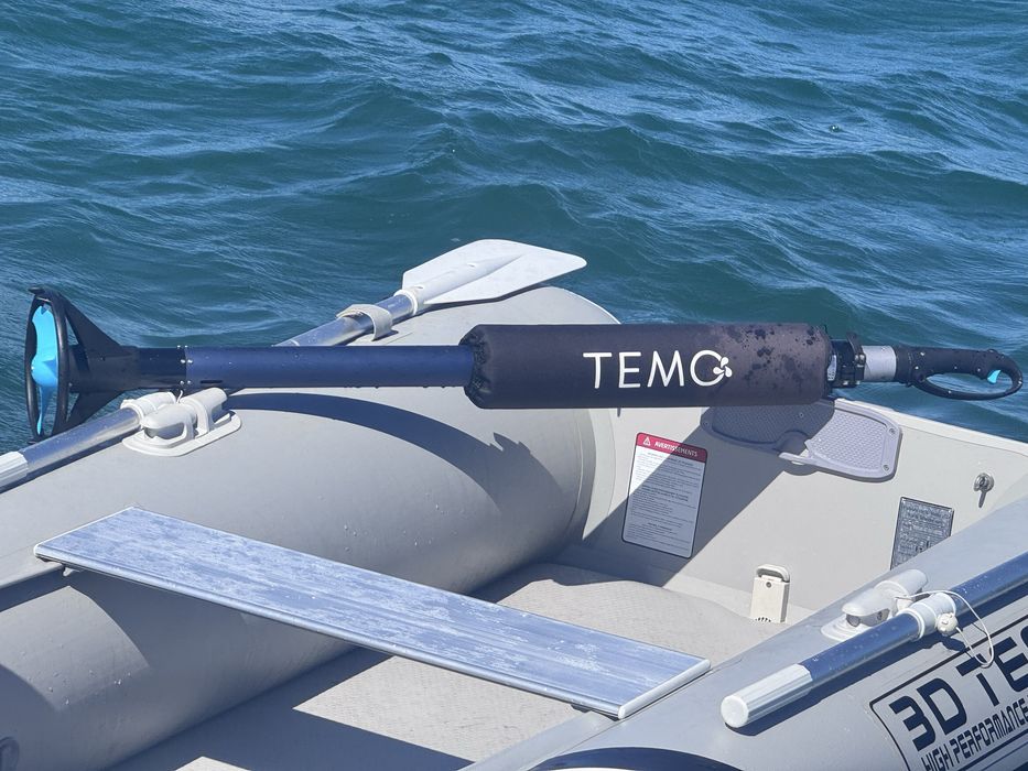 Motor elétrico para barco Temo T450, 450 W, 130 – 170 cm comprimento de haste ajustável, com bateria integrada (11.6 Ah, lítio)