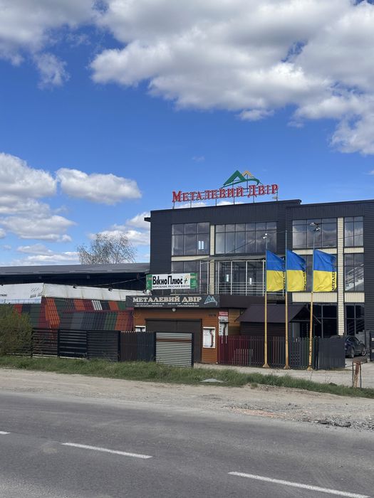 Перша лінія від дороги земля Металевий двір