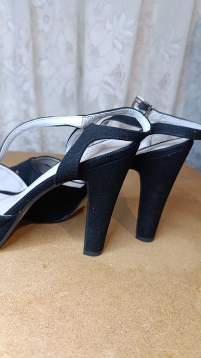 Босоніжки на каблуку,нові.