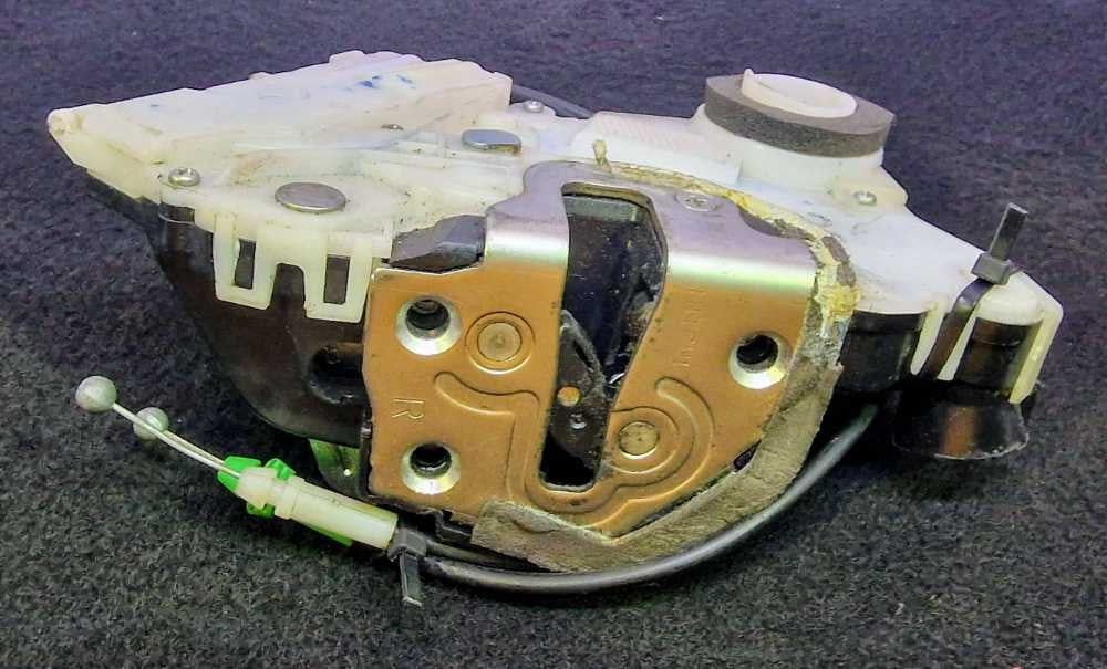 Fechadura / Fecho Porta Frente Direito - TOYOTA YARIS