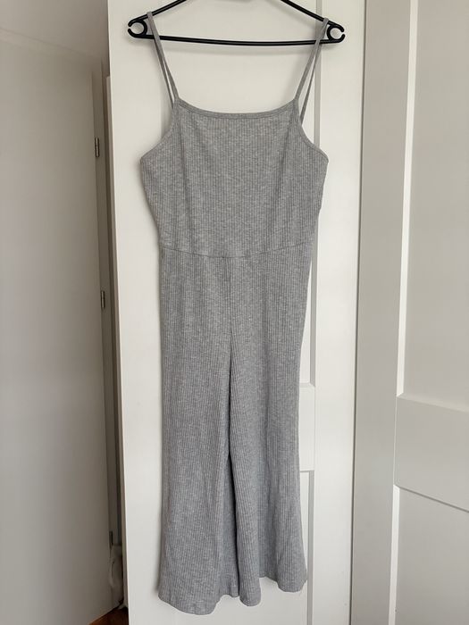 Seksowny wygodny materiałowy szary kombinezon na ramiączka