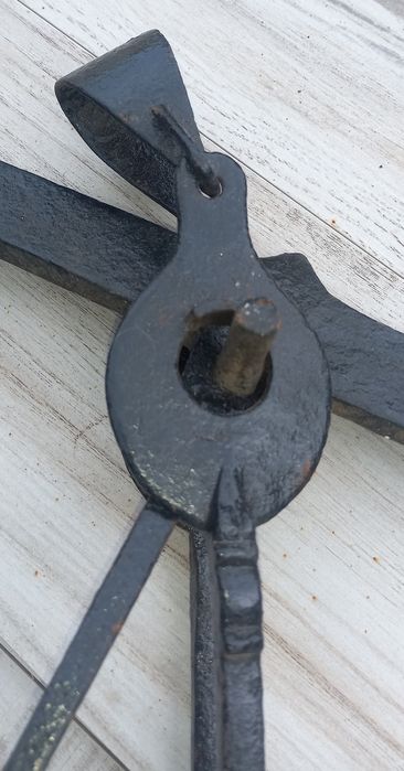 Antiga Balança de braços em ferro forjado,largura 82cm,altura 60cm