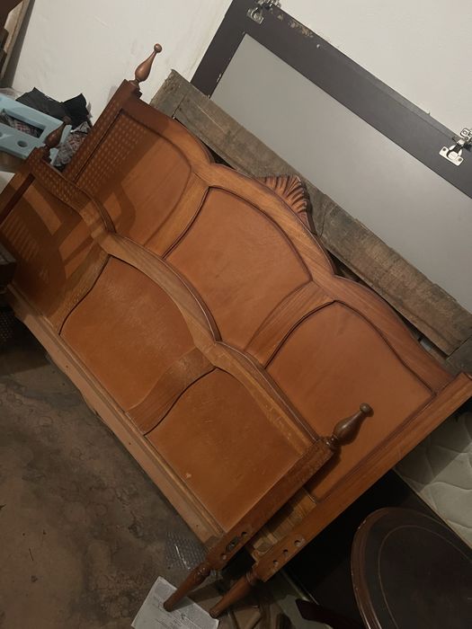 Cama atiga  em estado razoavel