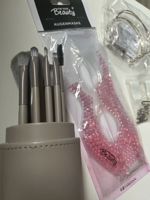 Zestaw beauty: pędzle do makijażu w etui + żelowa maska na oczy (nowe)