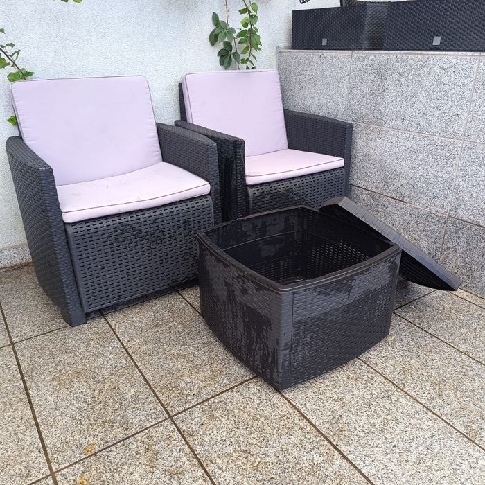 Zestaw mebli dwa fotele ze stolikiem z technorattanu
