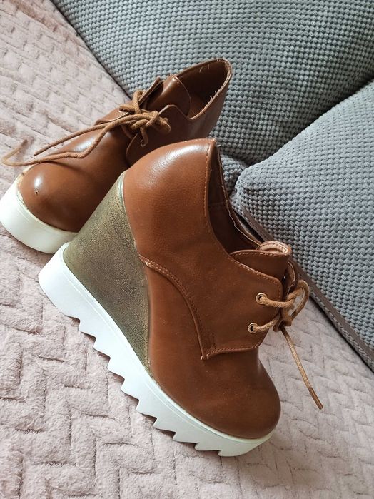 Buty na koturnie.