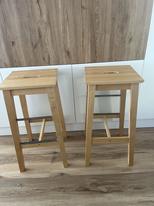 Bancos altos de madeira