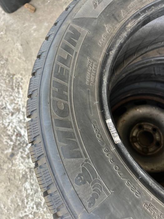 225/70/16 Michelin 9.5мм пара зимних шин в состоянии новых