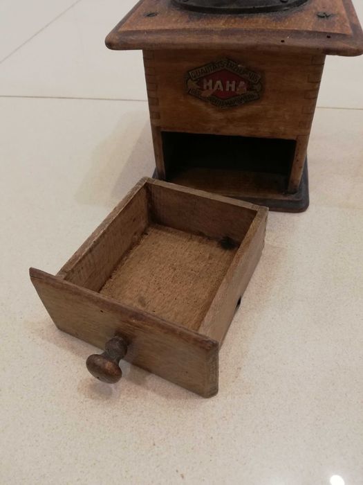 Stary drewniany młynek do kawy na korbkę ręczny