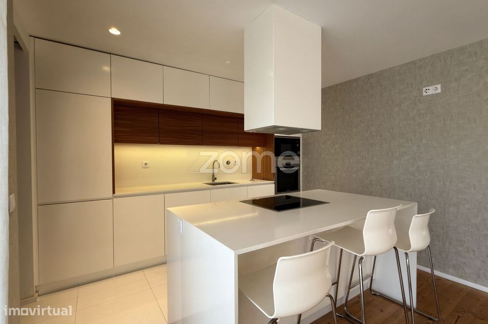 Apartamento T3 com lugar de garagem e varanda em S. Vitor.