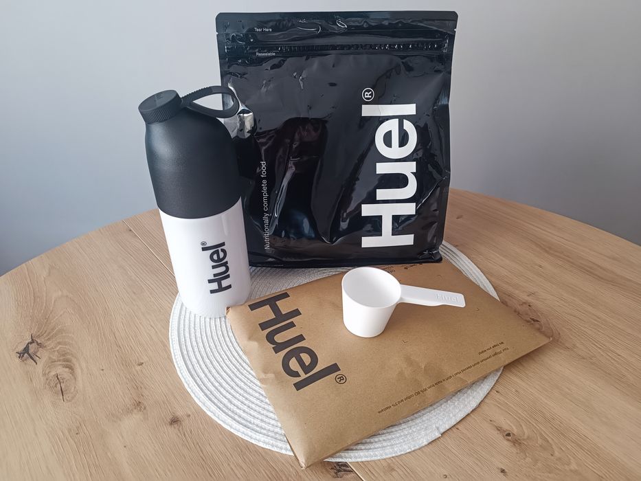 Huel Black ciasteczkowy + t-shirt, shaker i miarka
