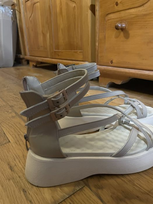 Босоніжки на платформі