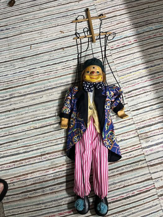 Marioneta 70 a 75cm, cabeça, pés e mãos em barro pintado a mão.