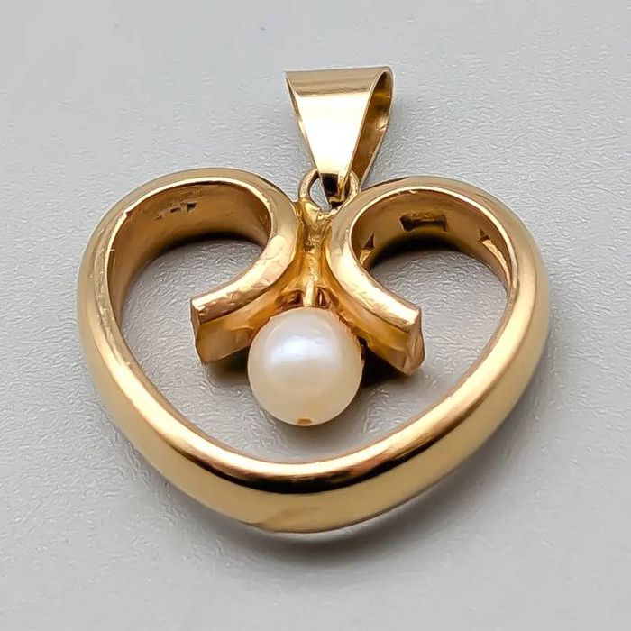 Pendente em forma de coração em ouro 18 quilates com pérola de cultura
