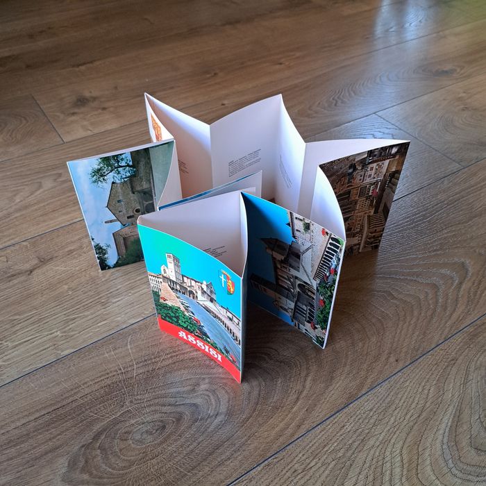 Zestaw 16 pocztówek harmonijka przedstawia Asyż (Assisi) miejsce urodz