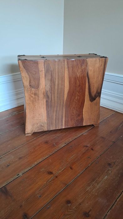 Contador em pau rosa, de madeira maciça, em óptimo estado